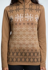 Brązowa bluzka z długim rękawem i kołnierzykiem na ćwierć zamka, z geometrycznym wzorem w bieli, kremie i czerni, o gładkiej i elastycznej strukturze.