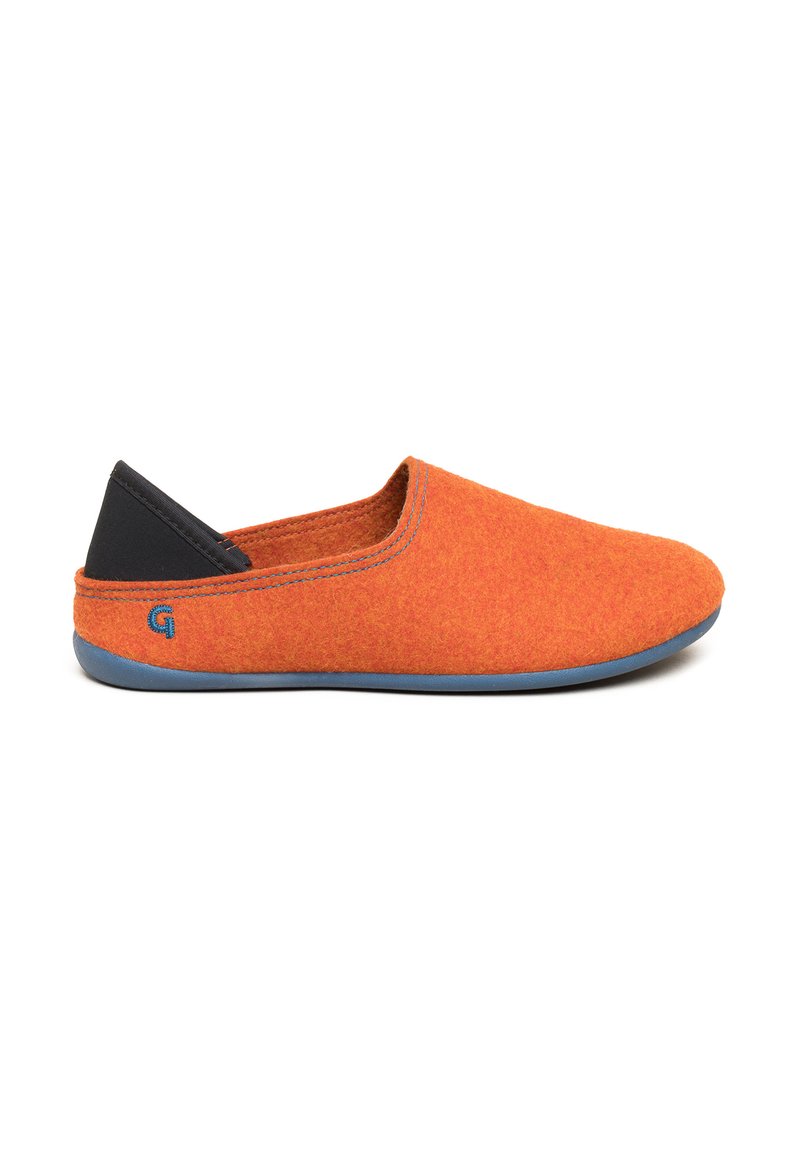 Orange filt slip-on sko med en sort stofhæl, blå gummisål og kontrasterende syninger langs kanterne, designet til komfort.