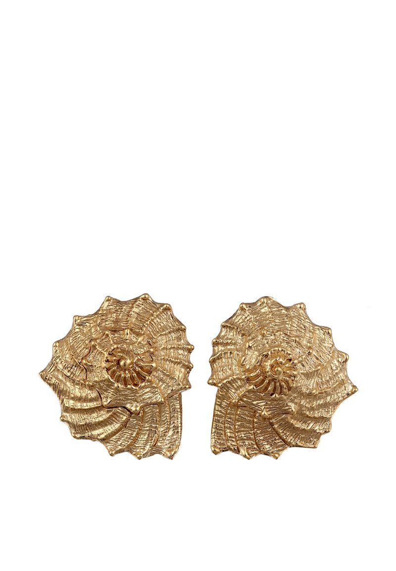 Boucles d'oreilles en forme de coquillage dorées avec des nervures détaillées et un design en spirale. Fabriquées en métal avec une surface texturée.