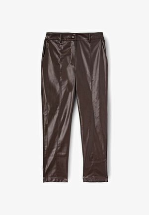 Pantalones marrones de cintura alta hechos de un material sintético brillante y suave, con bolsillos laterales y un diseño de pierna recta.