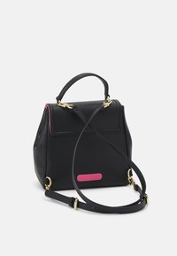 Bolso de mano de cuero negro con forma estructurada, herrajes dorados, acentos rosas a los lados y una correa desmontable para un transporte versátil.