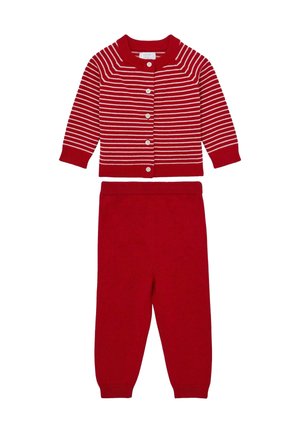 Rotes Strick-Zwei-Teiler-Outfit mit einem gestreiften Knopf-Cardigan und passenden einfarbigen roten Hosen. Weiche Textur mit gerippten Bündchen und Saum.