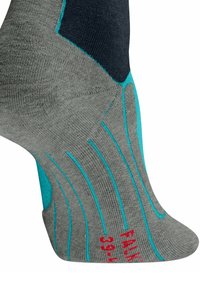 Szare i turkusowe skarpetki z prążkowaną strukturą, kanciastym wzorem, wzmocnionym piętem oraz czerwonym logo na boku.