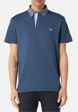 Polo in navy con colletto fantasia in azzurro e bianco, con un piccolo logo in blu coordinato sul petto. Materiale morbido, maniche corte.