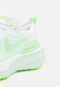 Nike Performance ZOOMX INVINCIBLE FK 3 - Scarpe da corsa su strada - white/vapor green/barely green/green glow