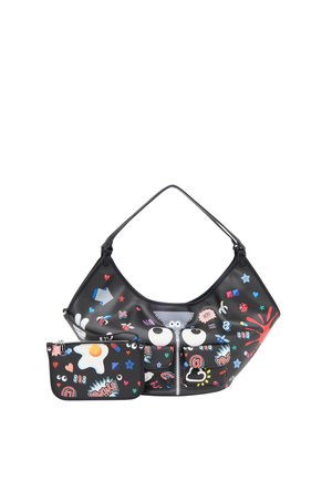 Borsa nera e pochette con grafiche colorate in stile cartoon che includono occhi, cuori, stelle, un uovo fritto e testo in stile fumetto su sfondo bianco.