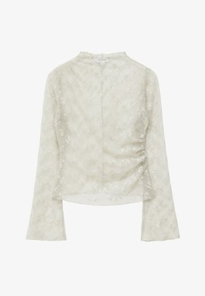 Hvid semi-gennemsigtig bluse med lange ærmer, blomsterblonde mønster, let rynket detalje på den ene side og rund halsudskæring.