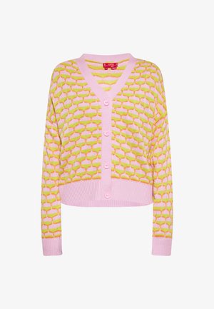 Rosa kurze Strickjacke mit einem geometrischen Muster in Gelb und Weiß, mit V-Ausschnitt, fünf rosa Knöpfen und gerippten Bündchen und Saum.