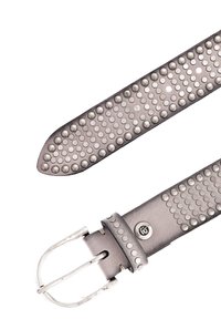 Cinturón de cuero gris con una superficie texturizada que presenta tachuelas metálicas. Hebilla de metal plateado con un acento circular y diseño de extremo puntiagudo.
