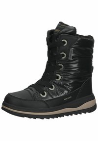 Des bottines noires à la cheville avec une tige en tissu rembourré et brillant, un bout rond et une semelle en caoutchouc contrastante avec une texture antidérapante. Logo sur le côté.