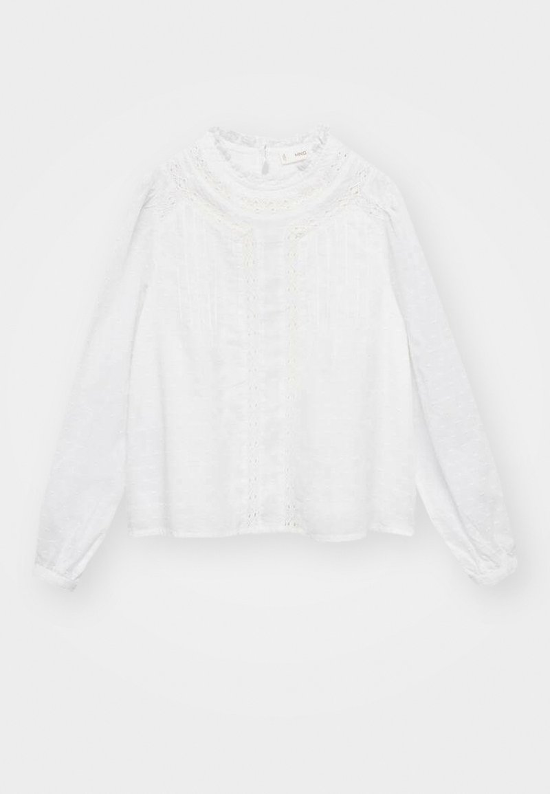 Blusa bianca con maniche lunghe, colletto alto, tessuto testurizzato, dettagli in pizzo e polsini arricciati. Taglio dritto con sottili righe verticali.