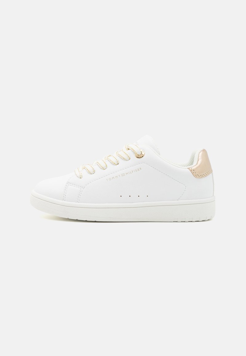 Baskets basses blanches avec lacets dorés et languette au talon, détails perforés sur les côtés et logo "Tommy Hilfiger" sur le côté extérieur.