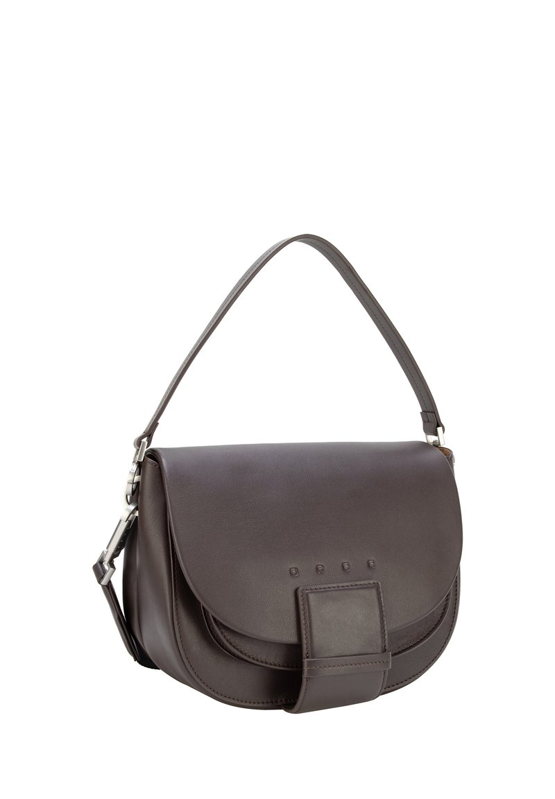 Borsa a mano in pelle marrone scuro con un design strutturato, patta curva e dettaglio con fibbia rettangolare. Dotata di una tracolla singola.