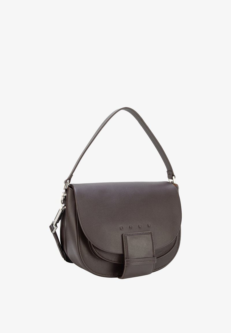 Borsa a mano in pelle marrone scuro con un design strutturato, patta curva e dettaglio con fibbia rettangolare. Dotata di una tracolla singola.