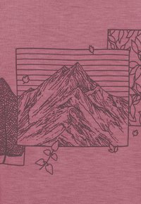 Tissu rose avec un design graphique de montagnes agrémenté de lignes horizontales, accentué par des feuilles et des textures détaillées en noir.