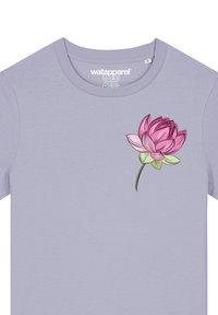 Lichtpaarse katoenen t-shirt met korte mouwen, voorzien van een roze en groene lotus bloem design op de linkerkant van de borst.