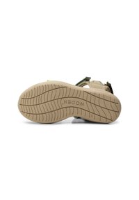 Woden-sandaalit, joissa on vaalea beige päällinen, vihreät yksityiskohdat ja teksturoitu kumiulkopohja, jossa on kuvioitu tuki pitävyyden parantamiseksi.