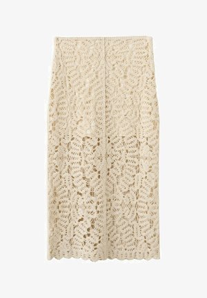 Beige gehaakte kanten midirok met bloemenpatroon en golvende zoom, tot aan de knie, hooggetailleerd ontwerp op een effen achtergrond.