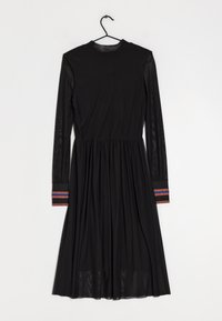 Svart klänning med långa genomskinliga ärmar, rynkad midja och färgglada randiga detaljer på ärmsluten. Slät tyg med en flödande kjoldesign.