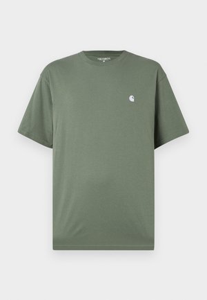 T-shirt en coton vert avec un col rond, des manches courtes et un petit logo blanc sur la poitrine. Texture lisse et coupe décontractée.