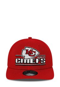 Roter Baseballcap mit gesticktem Kansas City Chiefs-Logo und Umrandung, strukturiertem Schirm und passgenauem Design.