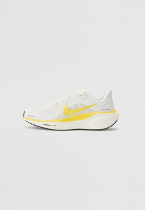 Scarpa da corsa Nike in mesh bianco con accenti gialli. Presenta una suola ammortizzata e un design superiore traspirante. Suola in gomma nera testurizzata.