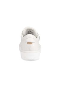 Sneaker bianco con una tomaia testurizzata, un accento con il logo sul retro e una suola in gomma bianca con un battistrada a motivo.