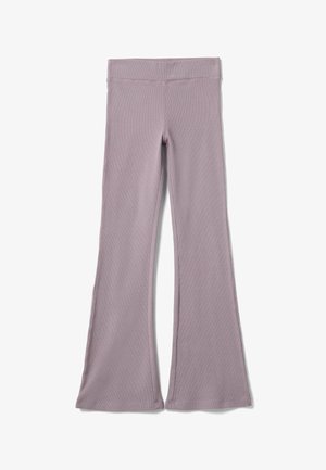 Pantaloni in maglia costina color lavanda con vita alta e gambe svasate, distesi su uno sfondo bianco.