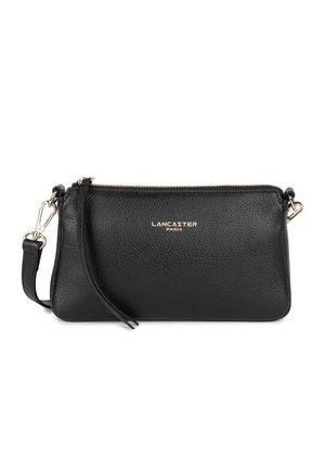 Borsa a pochette nera in pelle con finitura testurizzata, accessori in tonalità oro, chiusura con zip e tracolla regolabile. Presenta il logo "Lancaster Paris".