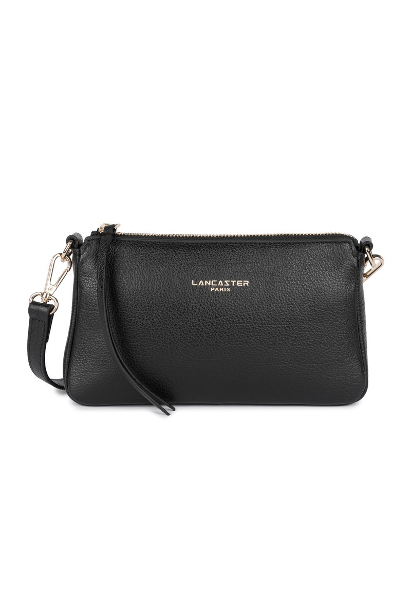 Schwarze Leder-Clutch mit strukturiertem Finish, goldfarbenen Beschlägen, Reißverschluss und verstellbarem Riemen. Mit "Lancaster Paris"-Logo.