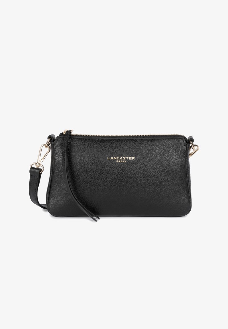 Borsa a pochette nera in pelle con finitura testurizzata, accessori in tonalità oro, chiusura con zip e tracolla regolabile. Presenta il logo "Lancaster Paris".