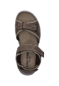 Ruskeat sandaalit, joissa on säädettävät hihnat, pehmeää mokkaa ja teksturoitu kumipohja. Sisältää brändilogon sisäpohjassa.