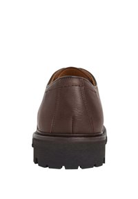 Hnědá kožená bota s texturovaným povrchem, kulatou špičkou a silnou černou gumovou podrážkou s rytinou.