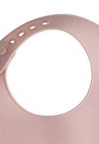 Weiche rosa Silikon-Latz mit runder Kragenform, ausgestattet mit mehreren Knopflochverstellungen zur Größenanpassung und einer glatten, flexiblen Textur.