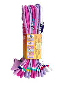 Calcetines coloridos, principalmente en rosa y morado, con varios patrones y personajes. Empaquetados con una etiqueta de cartón que muestra diseños.