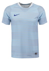 Camisa atlética de manga corta a rayas azul y blanca, hecha de tejido ligero, con un escote redondo y un pequeño logo en el pecho.