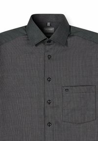 Dunkelgrau gebügeltes Hemd mit strukturiertem Stoff, kontrastierenden gemusterten Schulterakzenten, einer Brusttasche und schwarzen Knöpfen.