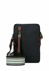 Schwarze Nylon-Crossbody-Tasche mit braunen Lederdetails, ausgestattet mit einem Reißverschluss und einem verstellbaren, gestreiften grauen und weißen Schulterriemen.