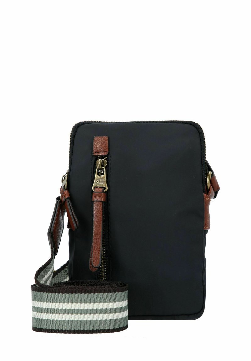 Schwarze Nylon-Crossbody-Tasche mit braunen Lederdetails, ausgestattet mit einem Reißverschluss und einem verstellbaren, gestreiften grauen und weißen Schulterriemen.