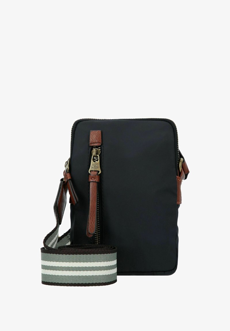 Schwarze Nylon-Crossbody-Tasche mit braunen Lederdetails, ausgestattet mit einem Reißverschluss und einem verstellbaren, gestreiften grauen und weißen Schulterriemen.
