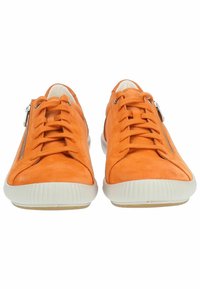 Orange Wildleder-Sneaker mit weißen Gummisohlen. Merkmale sind eine runde Zehenpartie, eine Schnürung vorne und ein seitlicher Reißverschluss. Strukturierte Oberfläche.