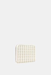 Portafoglio bianco intrecciato con superficie texture, chiusura a zip e forma rettangolare. Gli accenti includono una zip bianca e dettagli cuciti sul bordo.