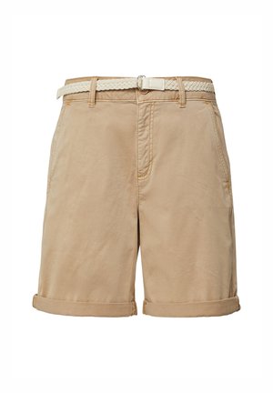 Pantaloni corti beige in cotone con una cintura intrecciata color crema. Presentano orli arrotolati e tasche frontali. Texture liscia e design casual.