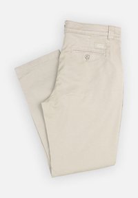Pantalon en coton beige avec une poche arrière boutonnée et une coupe droite. Comprend une étiquette logo sur la ceinture. Texture lisse.
