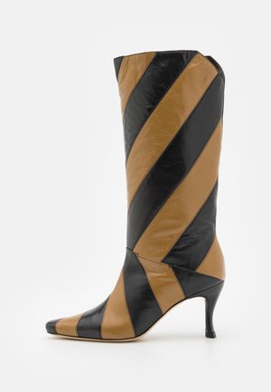 BY FAR STEPH PATCHWORK  - Botas - sparrow black