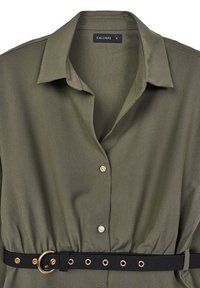 Blusa verde oliva con colletto classico, bottoni dorati e una cintura nera con una fibbia dorata tondeggiante per dare un tocco di eleganza. Tessuto dalla texture liscia.