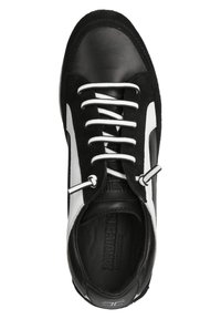 Svart och vit sneaker med en kombination av slät läder och mocka, med framträdande snörning och sidodetaljer.