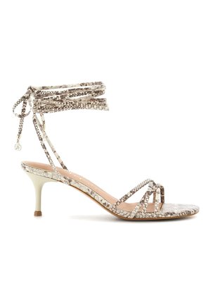 Sandalo con tacco alto, punta aperta, motivo pelle di serpente, con sottili cinturini e laccetti che avvolgono la caviglia, in tonalità neutre beige e grigie.