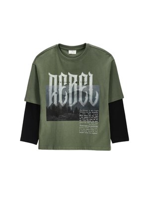 Zielona warstwowa koszulka z długim rękawem z czarnymi wewnętrznymi rękawami, dużym gotyckim tekstem "REBEL", grafiką lasu oraz małym białym nadrukiem z przodu.