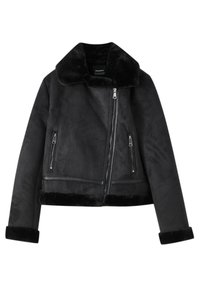 Černá bundová úprava z umělé ovčí kůže s klopovým límcem, dvěma předními zipovými kapsami a zkráceným střihem. Disponuje měkkou texturou a kontrastními černými manžetami.